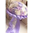Purple tema poroka nevesta šopek vrtnic diamant biser roke vzeli cvetje