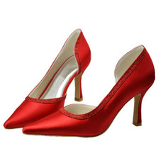 Koničasti rdeči čevlji na visoki petki iz satenastega banketnega obleka