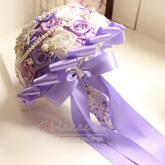 Purple tema poroka nevesta šopek vrtnic diamant biser roke vzeli cvetje - Stran 3